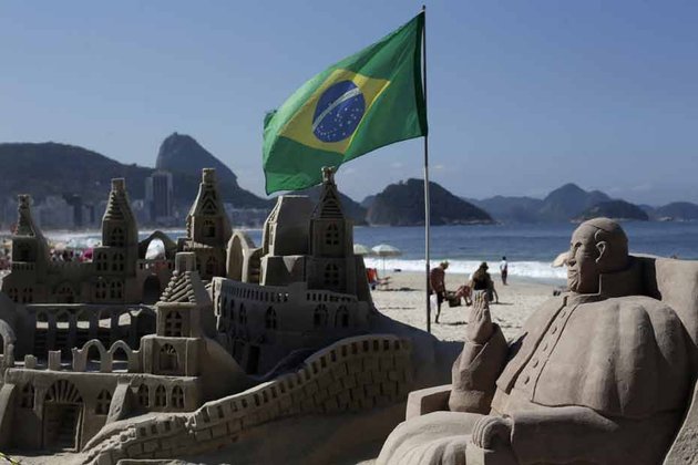 La célèbre plage de Copacabana se prépare à l'arrivée du pape pour les JMJ. © REUTERS