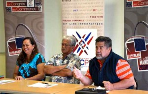 Le président du SPCPF Teriitepaiatua MAIHI entouré des maires de Teva I Uta et de Mahina © SPCPF 