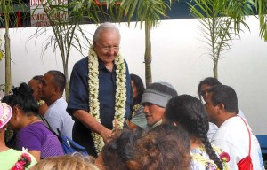 Gaston Flosse a la rencontre des SDF © Damien HELENE