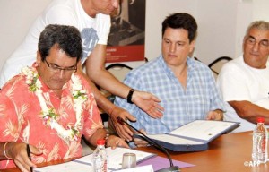 Signature d une convention entre l’Assemblée de la Polynésie française et la Société Environnement Polynésie © APF 
