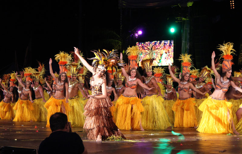 Sur le thème de la malédiction, la troupe de Tumata Robinson, Tahiti Ora avait clôturé en beauté ce Heiva 2014 © RADIO1