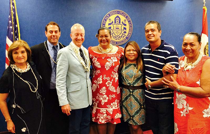 Lors du Heiva i San Diego 2014, l’adjoint au maire de San Diego en charge des « sister cities », du jumelage (3e à gauche), a reçu l’adjointe au maire de Bora Bora en charge de la culture (4e à gauche) ©DR