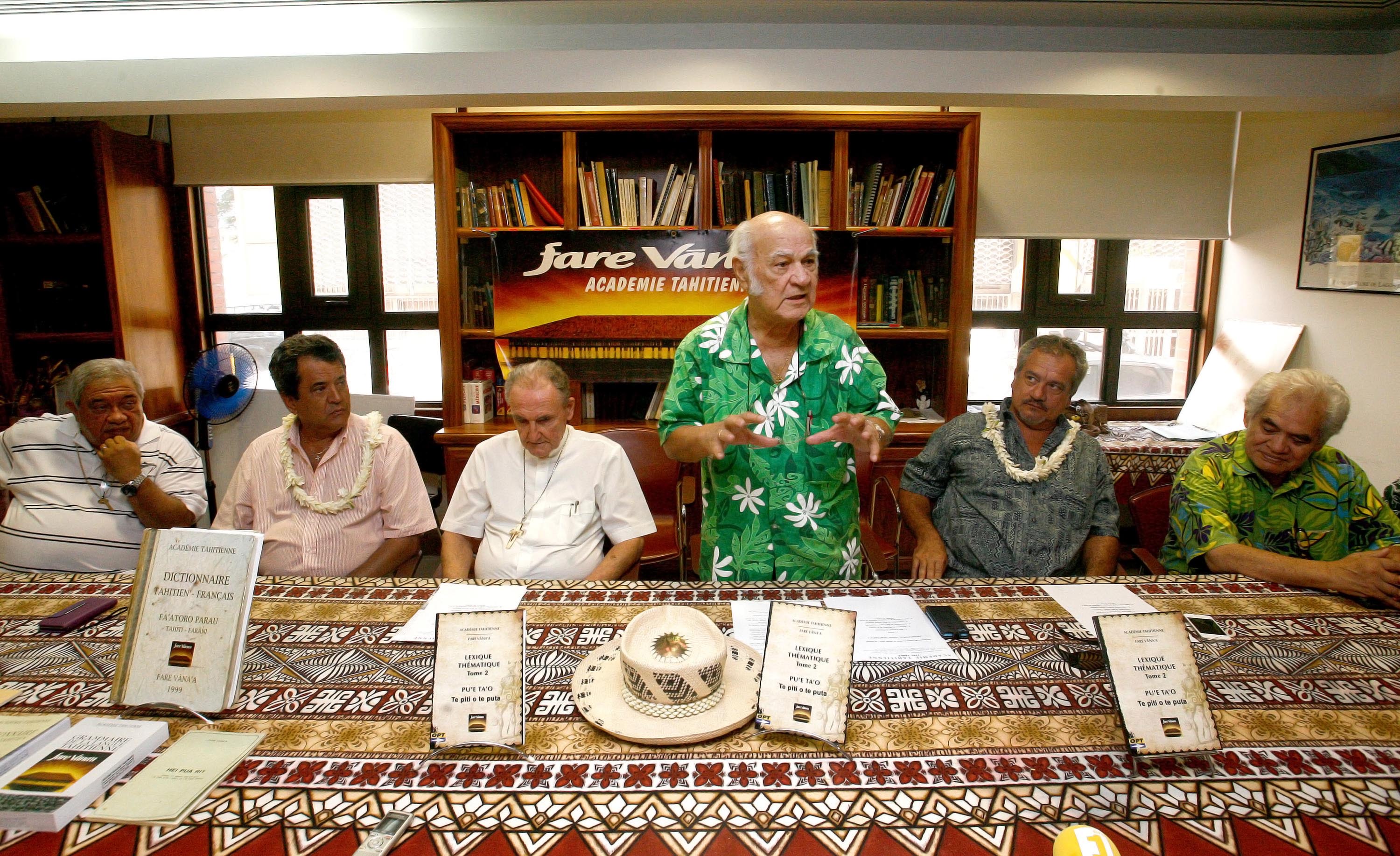 Présentation du nouveau lexique à l'Académie Tahitienne © Présidence