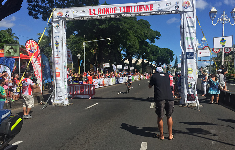C'est Liam Aitcheson qui s'impose sur la grande ronde. © Lucie Rabréaud
