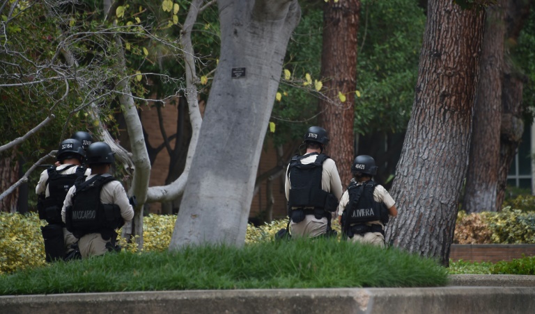 Des policiers patrouillent les environs de l'université UCLA de Los Angeles, le 1er juin 2016. © AFP