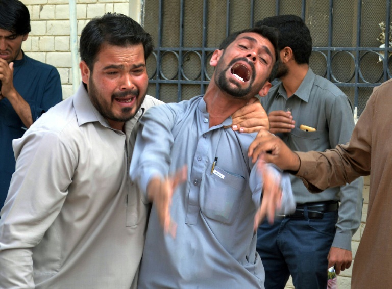 Des Pakistanais sur le site de l'explosion qui a fait au moins 45 morts à Quetta, le 8 août 2016. © AFP