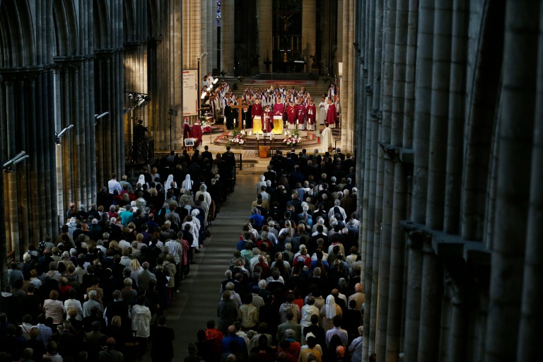 Des milliers de personnes étaient rassemblées mardi en début d'après-midi à la cathédrale de Rouen pour les obsèques du père Jacques Hamel, le 2 août 2016. © AFP