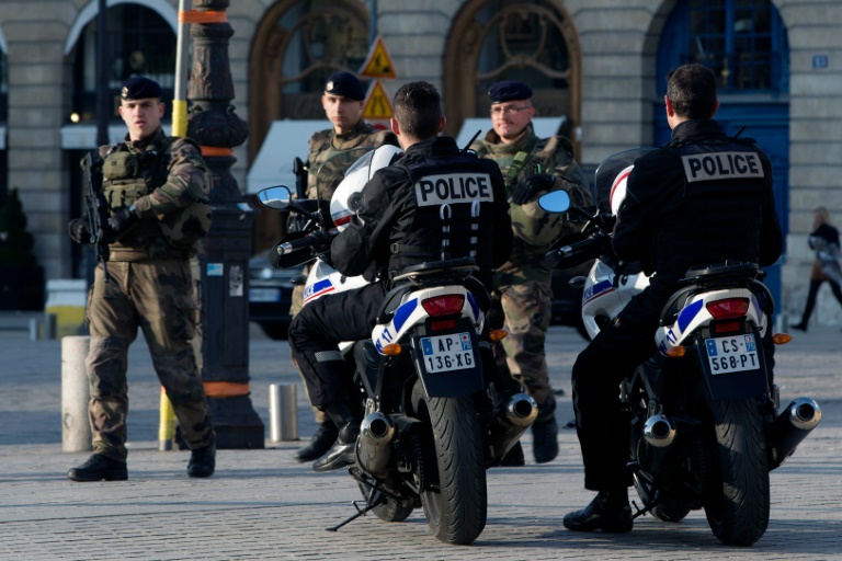 Des soldats français et des policiers patrouillent à Paris dans le cadre du plan Vigipirate. © AFP