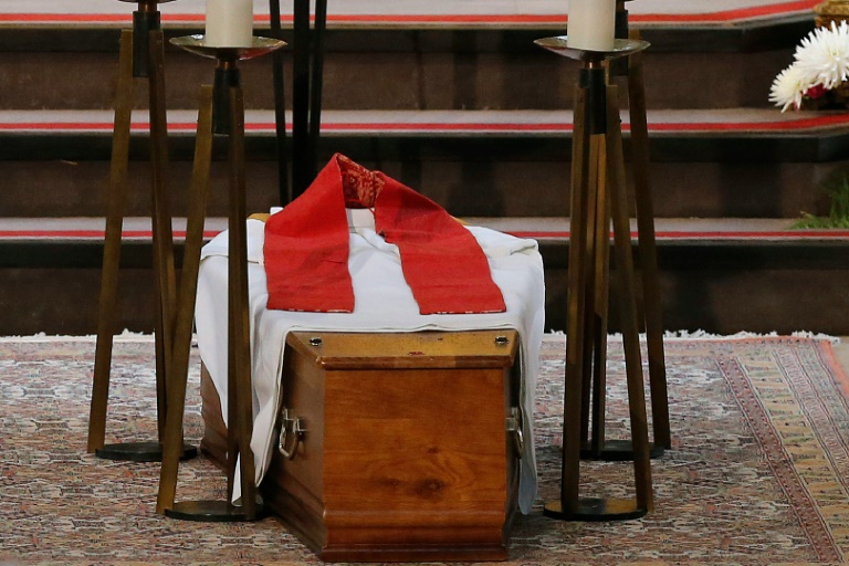 Une grande et simple croix en bois, un cercueil posé à même le sol... la sobriété des symboles aux obsèques du père Jacques Hamel contrastait mardi avec l'ampleur de la foule de milliers de personnes de toutes confessions venues partager leur émotion. © AFP