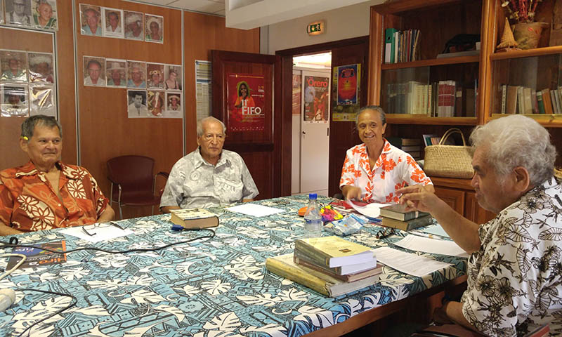 Des membres de l'académie tahitienne - fare vana'a.