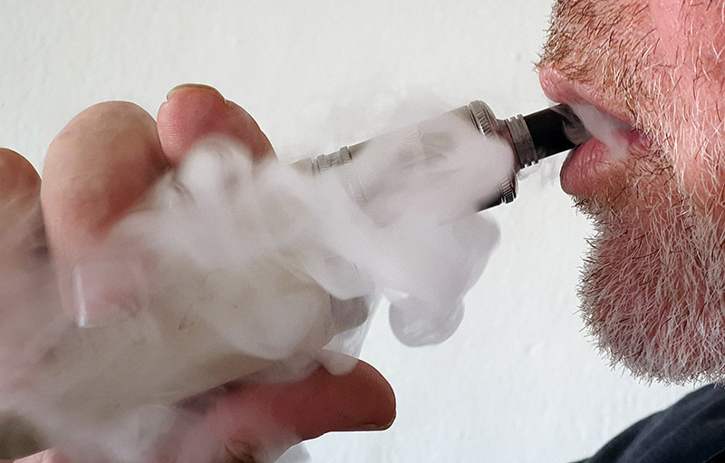 Le Pays suspend la vente de liquides de vapotage contenant de l'actate de vitamine  E - Radio1 Tahiti