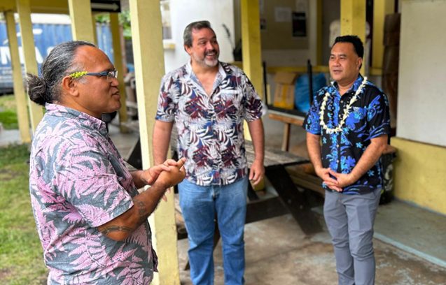 Viri Taimana (à g.) et le ministre de la Clulture Ronny Teriiipaia en juin 2024. ©Presidence