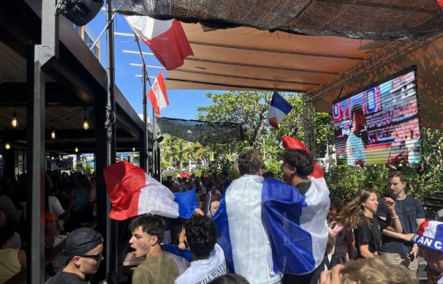Célébration de la victoire des Bleus aux Trois Brasseurs
