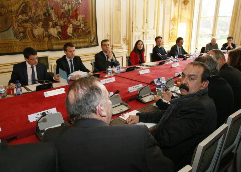 Le Premier ministre Manuel Valls re&ccedil;oit le secr&eacute;taire g&eacute;n&eacute;ral de la CGT Philippe Martinez (R) lundi &agrave; Matignon sur le projet contest&eacute; de r&eacute;forme du Code du travail, le 14 mars 2016. &copy; AFP