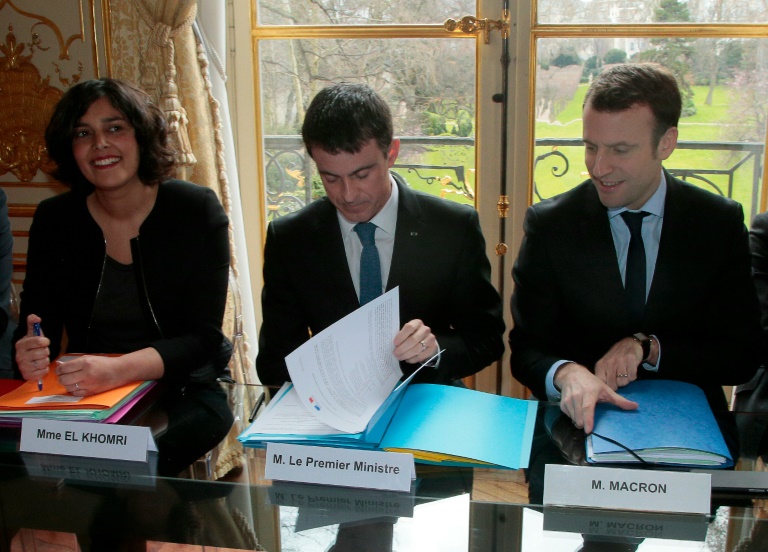 Myriam El Khomri, Manuel Valls et Emmanuel Macron lors des concertations avec les partenaires sociaux le 7 f&eacute;vrier 2016 &agrave; Matignon 
. &copy; AFP