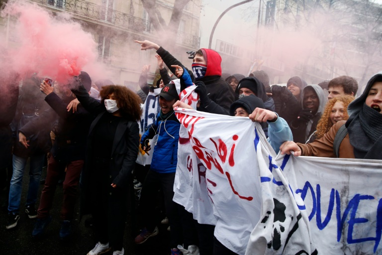 Des étudiants manifestent place de la Nation le 31 mars 2016 à Paris. © AFP