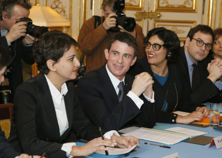 Manuel Valls entre Najat Vallaud-Belkacem et Myriam El-Khomri le 11 avril 2016 à Matignon à Paris. © AFP
