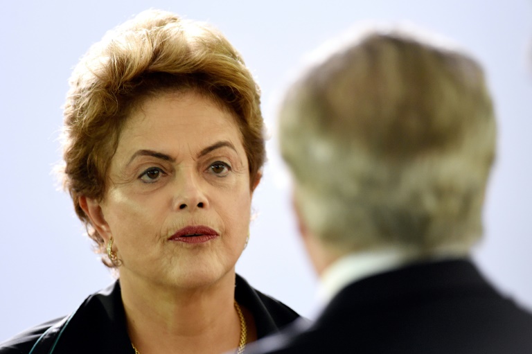 La présidente brésilienne Dilma Rousseff face à son vice-président Michel Temer (de dos), le 16 décembre 2015 à Brasilia. © AFP