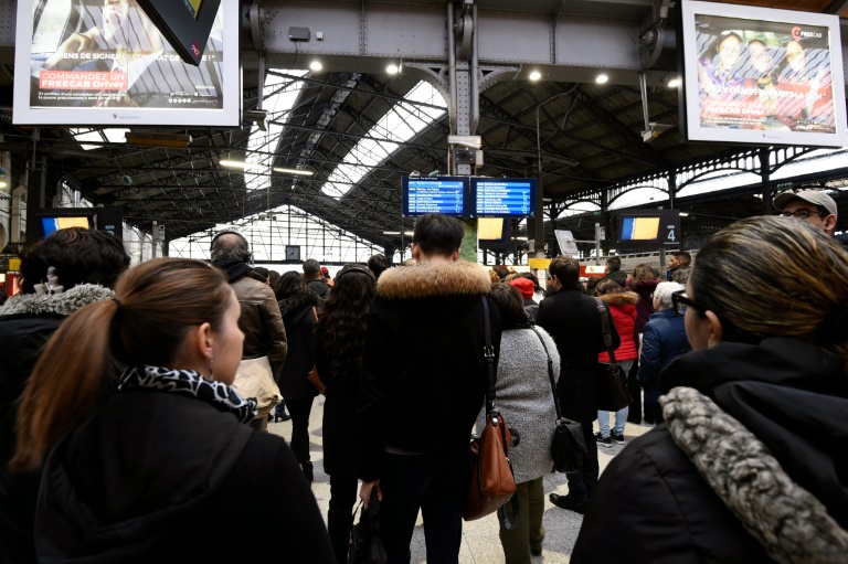 Des voyageurs gare Saint-Lazare &agrave; Paris, le 26 avril 2016 jour de gr&egrave;ve dans les transports . &copy; AFP