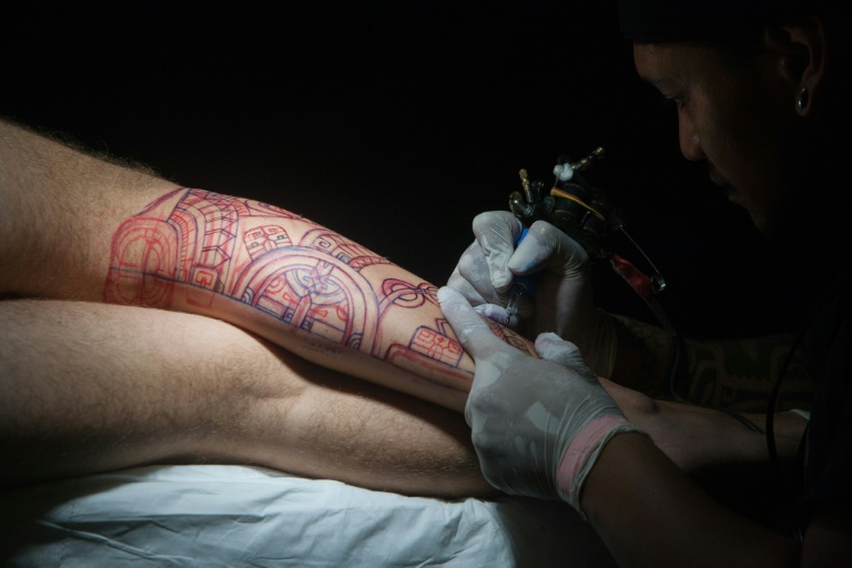 Une personne se fait tatouer lors du Festival international&nbsp;Polynesia Tatau, &agrave; Tahiti, le 3 avril 2016. &copy; AFP
