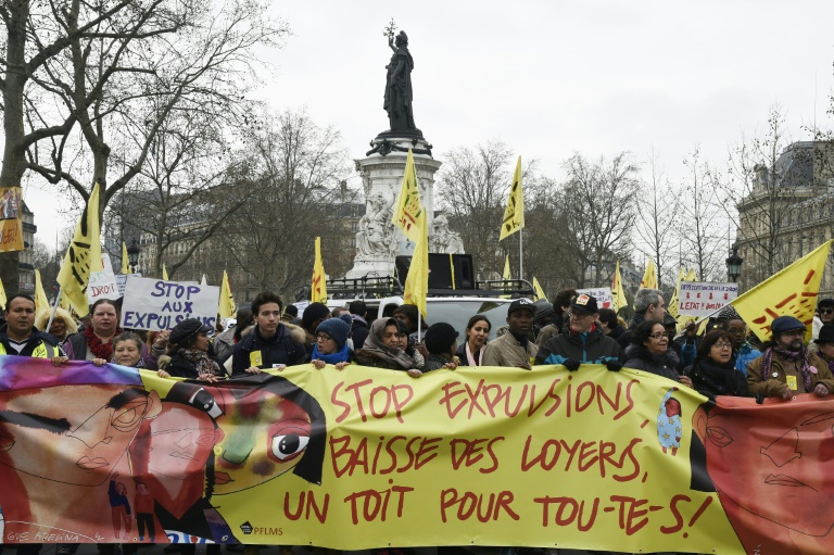 Manifestation contre les expulsions après la fin de la trêve hivernale, à Paris le 2 avril 2016. © AFP