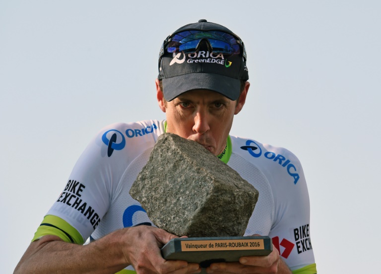 Mathew Hayman savoure sa victoire dans la 114e &eacute;dition de Paris-Roubaix, le 10 avril 2016 sur le v&eacute;lodrome de Roubaix. &copy; AFP