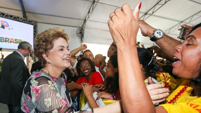 La présidente  Dilma Rousseff entourée de partisans le 8 avril 2016 à Rio. © AFP