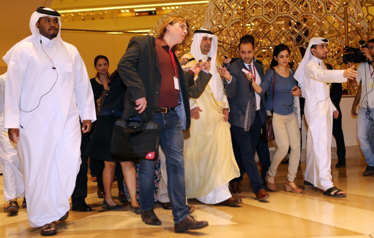Le ministre koweitien des Finances et du p&eacute;trole Anas al-Saleh (c) &agrave; la r&eacute;union des pays producteurs (OPEP) &agrave; Doha le 17 avril 2017. &copy; AFP
