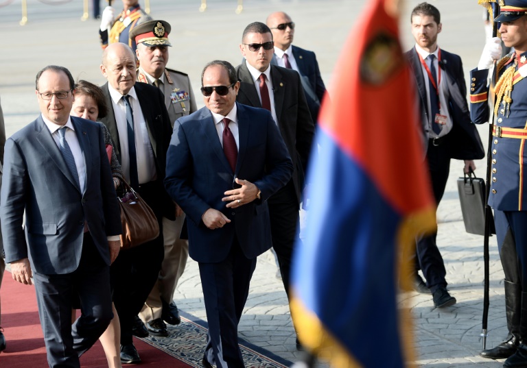 Le président égyptien Abdel Fattah al-Sissi (droite) accueille le président français François Hollande au Caire le 17 avril 2016. © AFP