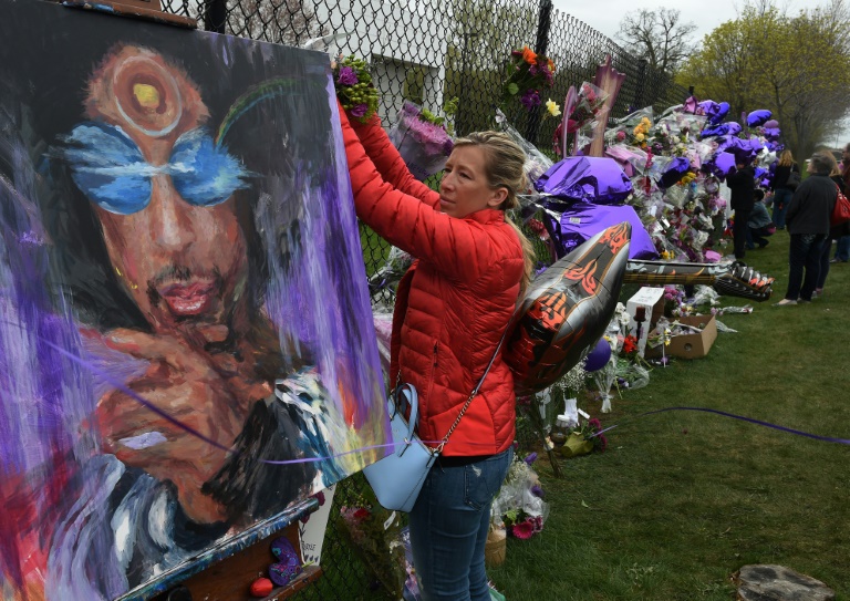 Une fan attache des fleurs en hommage &agrave; Prince &agrave; Minneapolis, le 22 avril 2016. &copy; AFP