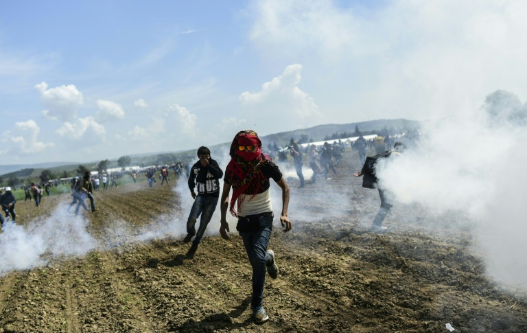 Des r&eacute;fugi&eacute;s et des migrants affrontent la police mac&eacute;donienne pr&egrave;s de la fronti&egrave;re gr&eacute;co-mac&eacute;donienne &agrave; Idomeni, le 10 avril 2016. &copy; AFP