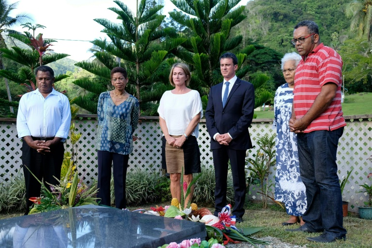 Le Premier ministre Manuel Valls (3e &agrave; d) et la ministre des Outre-mer George Pau-Langevin (2e &agrave; g) devant la tombe du leader ind&eacute;pendantiste kanak Jean-Marie Tjibaou, &agrave; Tiendanite en Nouvelle-Cal&eacute;donie le 30 avril 2016. &copy; AFP