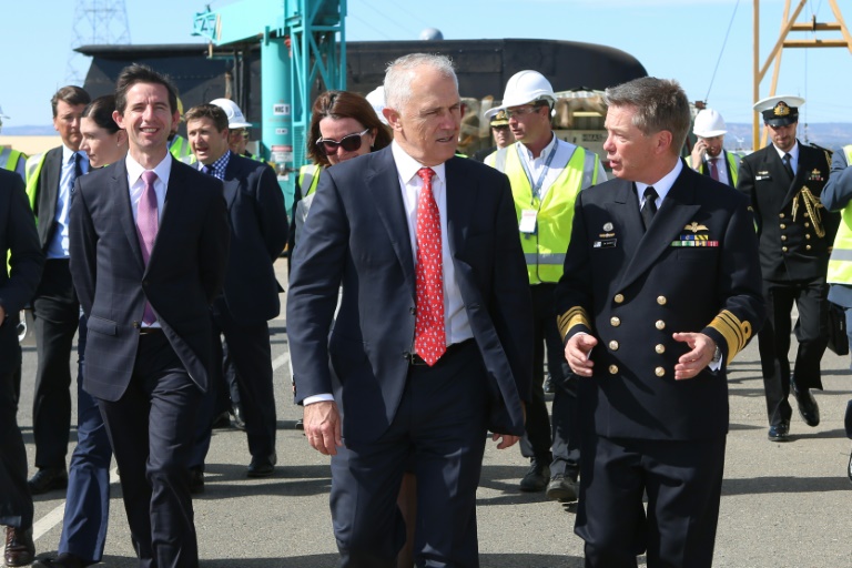 Le Premier ministre australien Malcolm Turnbull (C) et le chef de la marine le vice-amiral Tim Barrett (D) le 26 avril 2016 à Adelaide . © AFP