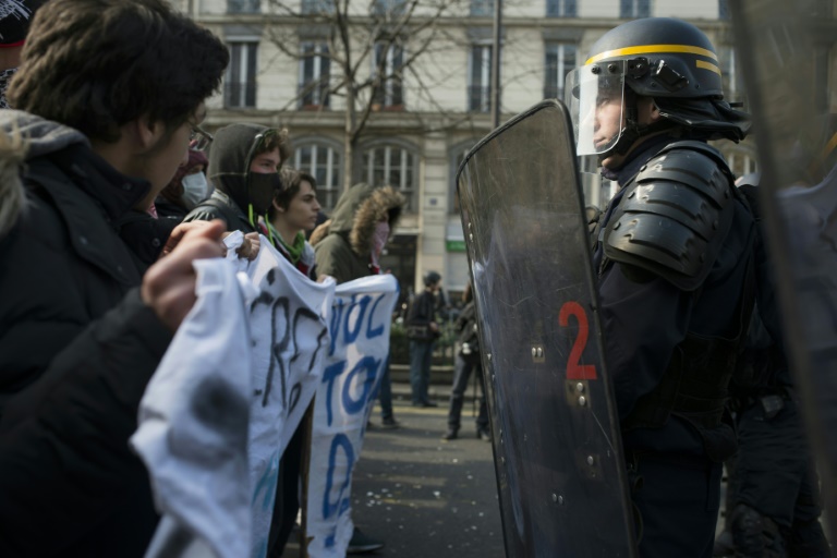 Des lycéens manifestent contre la loi travail face à la police le 1er avril 2016 à Paris. © AFP