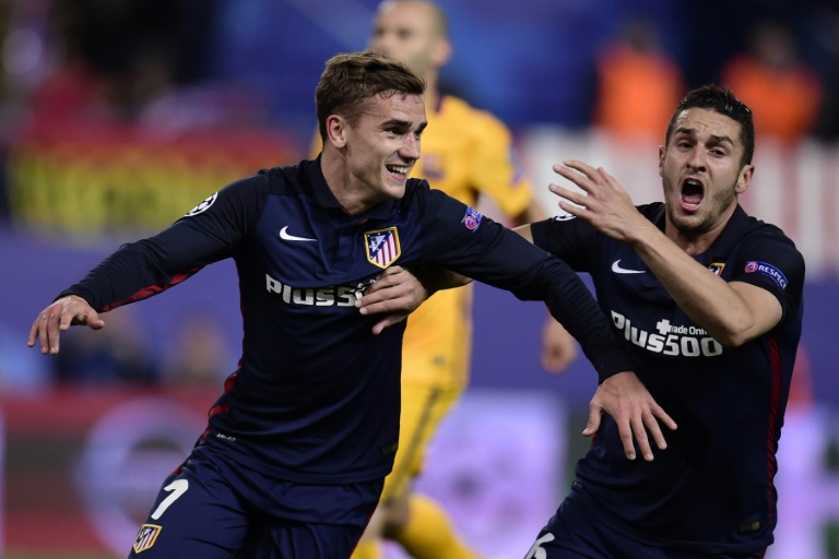 Le Fran&ccedil;ais Antoine Griezmann (g), apr&egrave;s le premier de ses deux buts contre le FC Barcelone, avec son co&eacute;quipier Koke, le 13 avril 2016 &agrave; Vicente Calderon. &copy; AFP